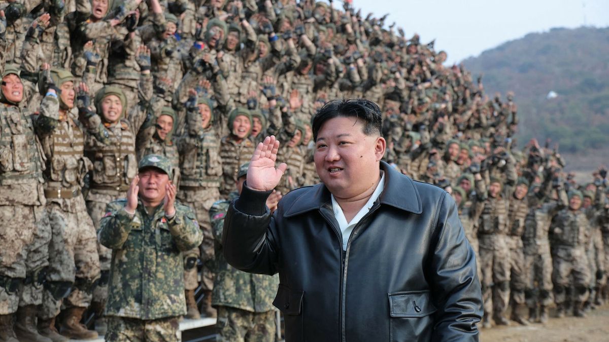 Kim Jong Un z siostr? ogl?daj? ?wieczenia korea?skiej armii
This picture taken on March 15, 2024 and released from North Korea's official Korean Central News Agency (KCNA) on March 16 shows North Korean leader Kim Jong Un inspecting a training of the Korean People's Army at an undisclosed location in North Korea. (Photo by KCNA VIA KNS / AFP) / South Korea OUT / REPUBLIC OF KOREA OUT ---EDITORS NOTE--- RESTRICTED TO EDITORIAL USE - MANDATORY CREDIT "AFP PHOTO/KCNA VIA KNS" - NO MARKETING NO ADVERTISING CAMPAIGNS - DISTRIBUTED AS A SERVICE TO CLIENTS / THIS PICTURE WAS MADE AVAILABLE BY A THIRD PARTY. AFP CAN NOT INDEPENDENTLY VERIFY THE AUTHENTICITY, LOCATION, DATE AND CONTENT OF THIS IMAGE --- /
STR
