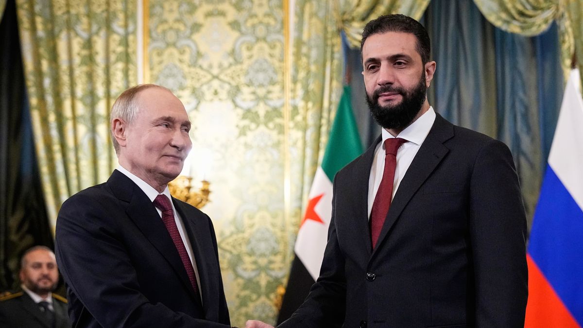 Russian President Vladimir Putin (L) and Syrian interim President Ahmad al-Sharaa shake hands during their meeting at the Grand Kremlin Palace in Moscow, Russia, 15 October 2025. EPA/ALEXANDER ZEMLIANICHENKO / POOL Dostawca: PAP/EPA.