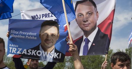 Banery Dudy i Trzaskowskiego obok siebie na płocie parafii? Wierni zachwyceni, Kościół wyjaśnia