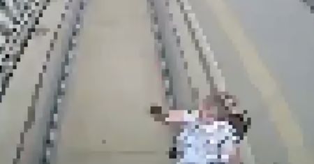 Wrocław. To mogło zakończyć się tragicznie. Piesza pod kołami tramwaju