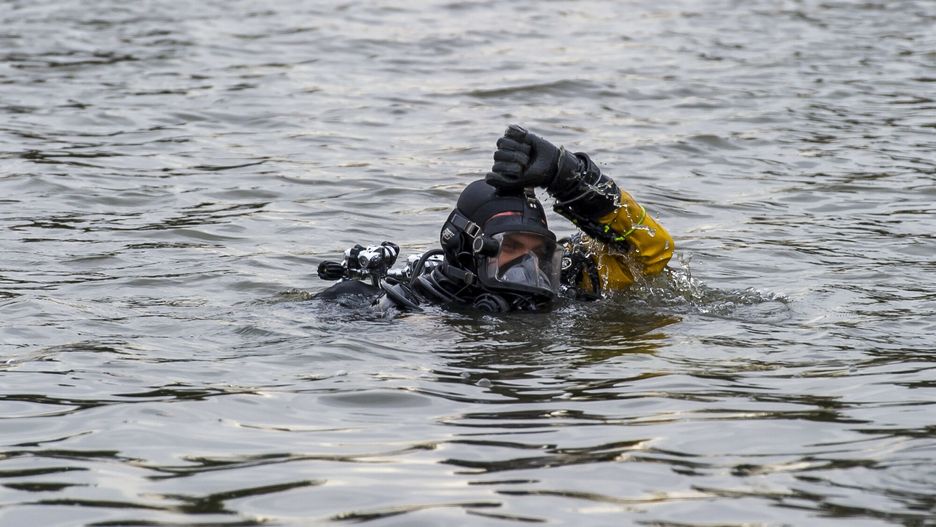 Wywróciła się łódka na jeziorze Skarlińskim. Poszukują trzeciej osoby