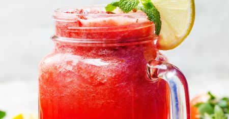 Ten napój ratuje mnie w upały. Do lemoniady wrzucam popularny owoc