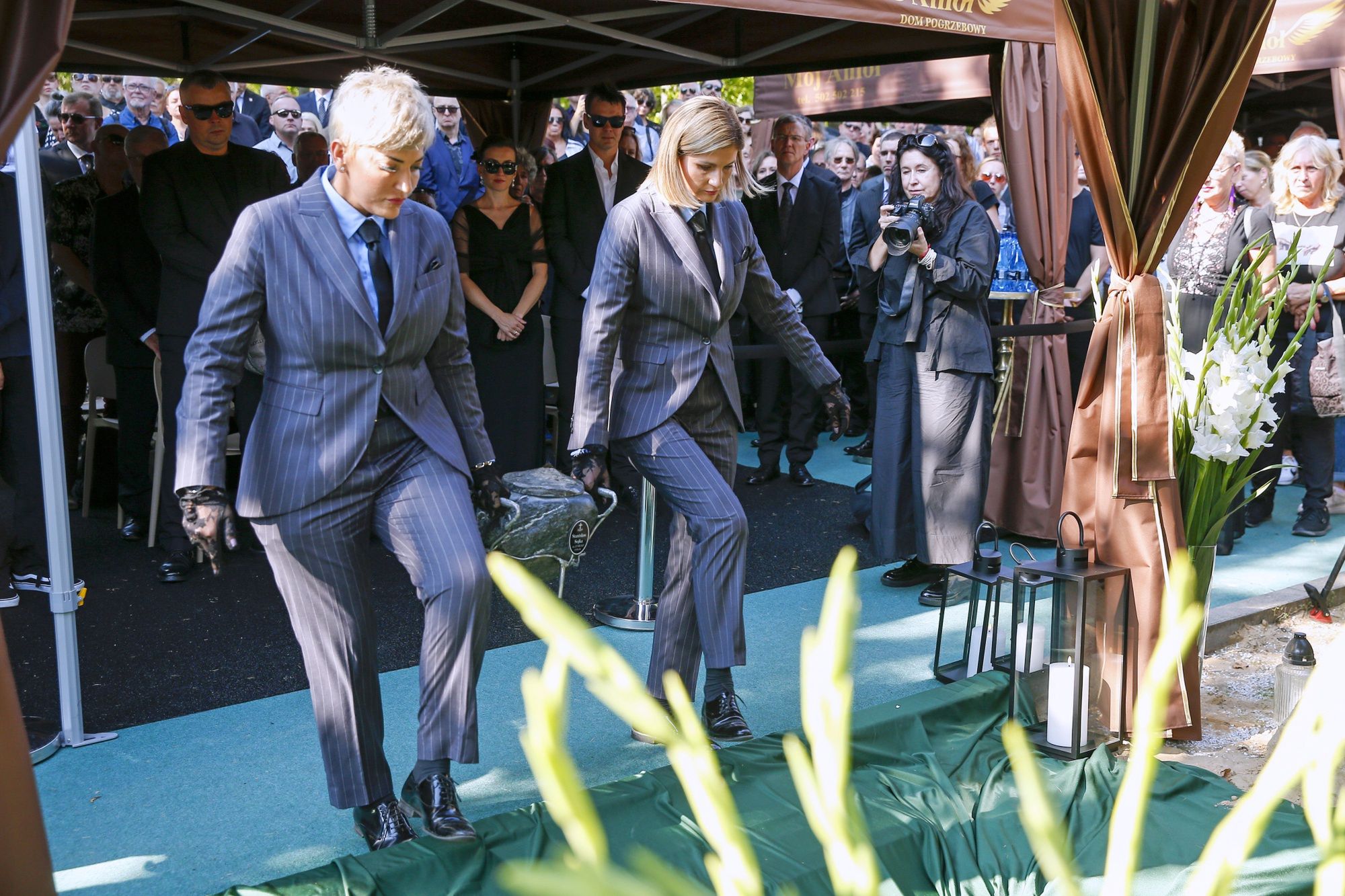 Klaudia Prymek  (z lewej) na pogrzebie Stanisława Soyki