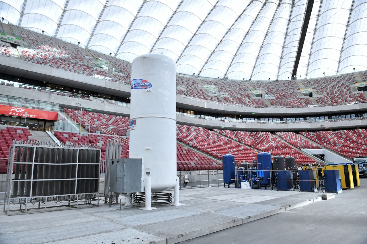 Punkt oddzielania tlenu z powietrza na stadionie PGE Narodowy w Warszawie, na którym zakończono budowę szpitala tymczasowego