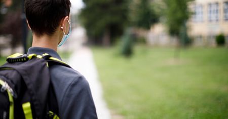 13-latek nie chciał założyć maseczki. Nauczyciel użył taśmy klejącej