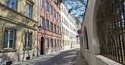 Ukryta perełka w sercu Warszawy. Ta uliczka zaskakuje ciszą. Mało kto o niej wie