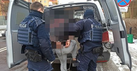 Od braku maseczki do ataku na policjantów. 27-latek skopał funkcjonariuszy