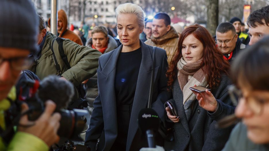 Yulia Navalnaya, widow of the late Russian dissident Alexei Navalny, leaves the Russian embassy after casting her ballot in the Russian presidential elections in Berlin, Germany, 17 March 2024. The Russian presidential election vote takes place between 15 and 17 March. Four candidates registered by the Central Election Commission of the Russian Federation are vying for the post of head of state: Leonid Slutsky, Nikolai Kharitonov, Vladislav Davankov and Vladimir Putin. The team of late Russian opposition leader Alexei Navalny had called Russians to show their opposition to the elections and President Putin, by crowding voting centers on 17 March at midday. The protest was named 'Noon Against Putin'. EPA/HANNIBAL HANSCHKE Dostawca: PAP/EPA.