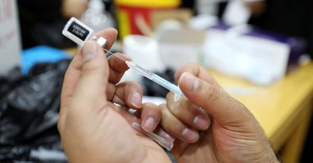 Chaos ze szczepieniami przeciw COVID-19. Przychodnie rezygnują