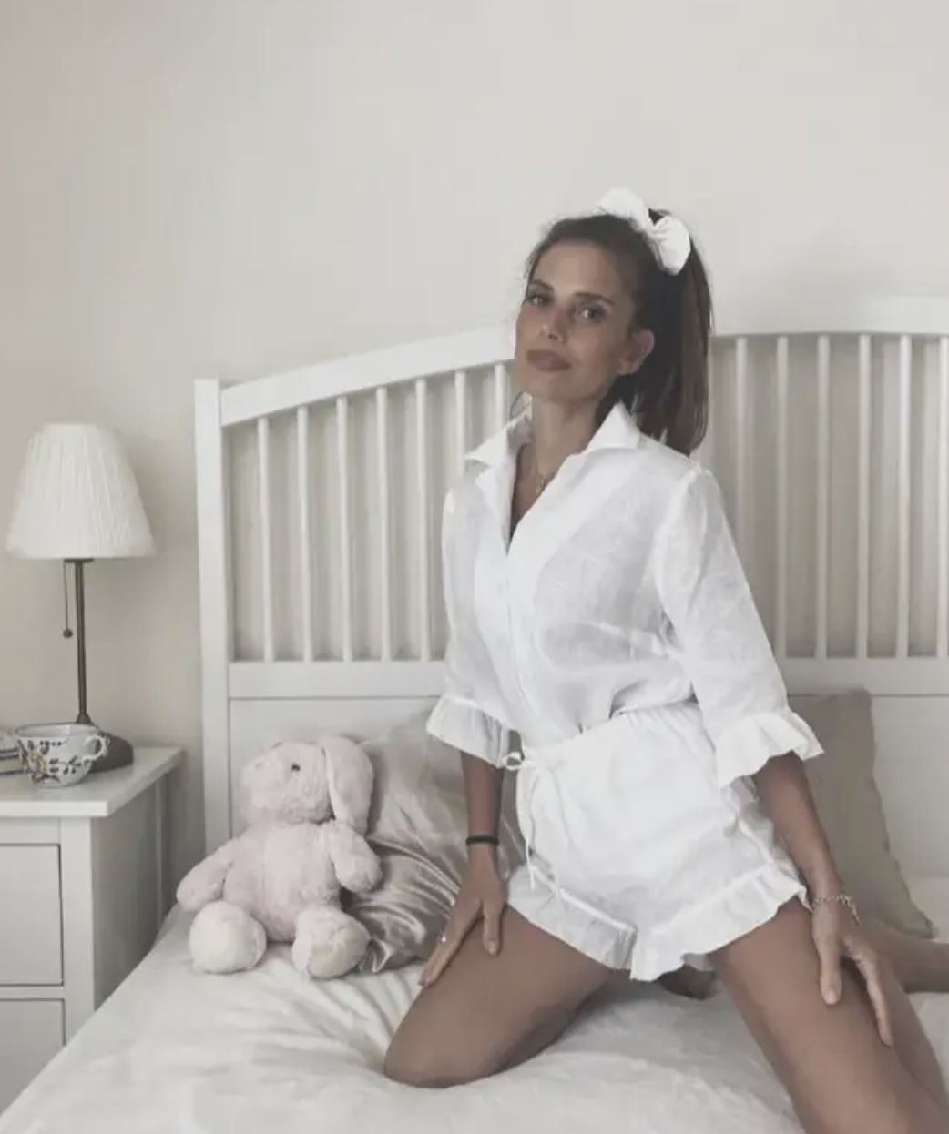 Weronika Rosati w sypialni