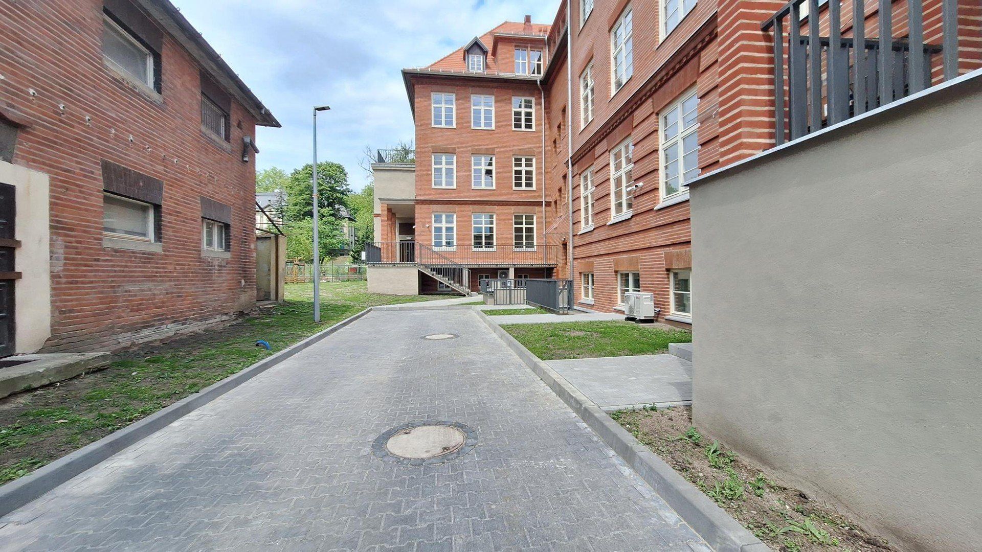 Internat CEZiB-u powstał w budynku byłego oddziału zakaźnego istniejącego do 2007 szpitala miejskiego.