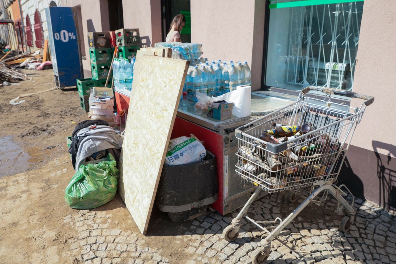 Służby kontrolują sklepy po powodzi. Grożą wysokie kary