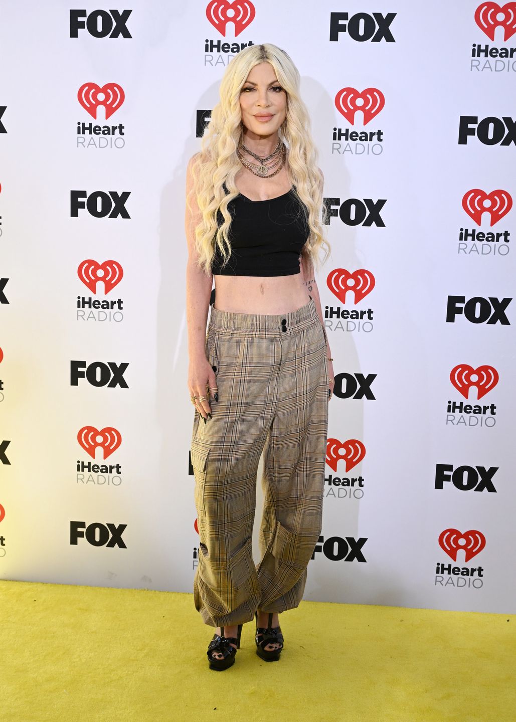 Tori Spelling odsłania brzuch na ściance