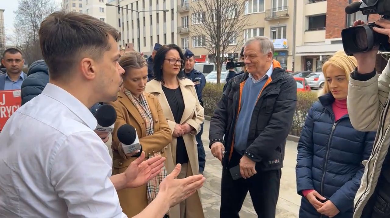 Michał Kołodziejczak podczas dzisiejszego protestu przed Ministerstwem Rolnictwa