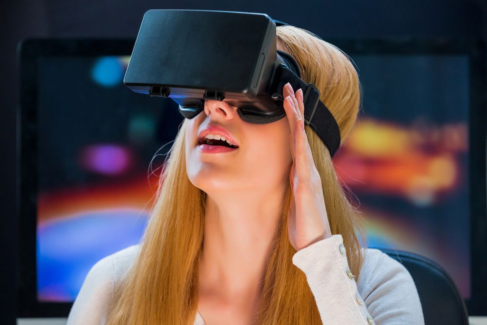 Zdjęcie dziewczyny z goglami VR pochodzi z serwisu Shutterstock