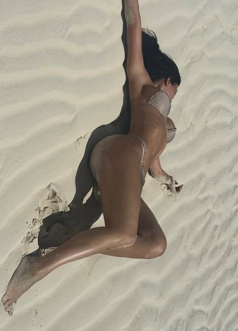 Kylie Jenner w bikini pręży podrasowane wdzięki na plaży