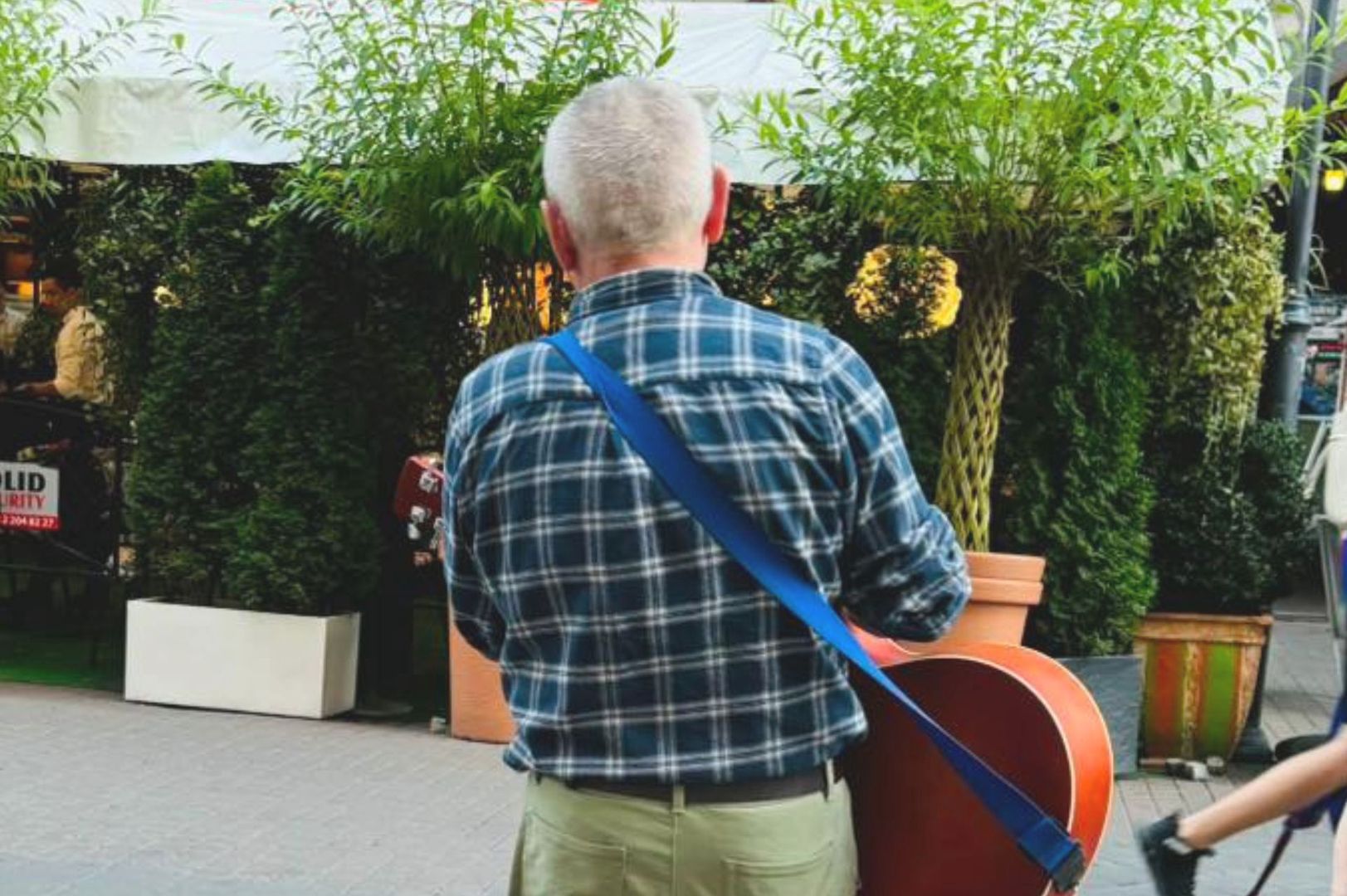 Zdjęcie obiegło Polskę. Tak senior zbiera na leki w centrum Katowic