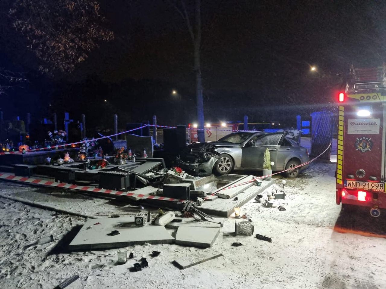 Mercedesem wjechał w cmentarz i staranował nagrobki. Zaraz potem uciekł