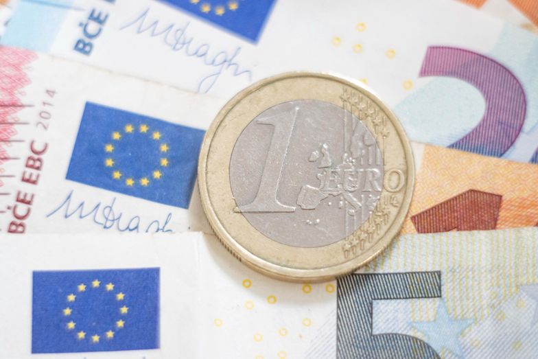 EBC: Nadwyżka na rachunku obrotów bież. strefy euro to 27 mld euro w marcu 
