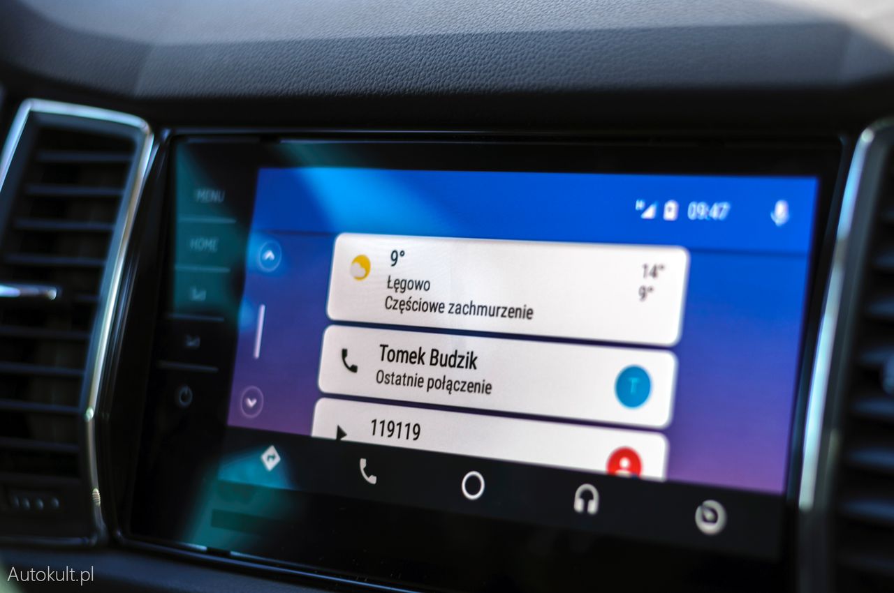 Ekran główny Android Auto pokazuje informacje w formie kart