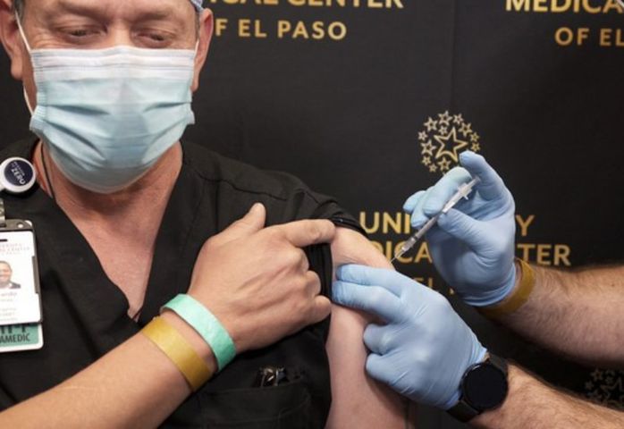 Szczepienia medyków ze szpitala University of Medical Center w El Paso