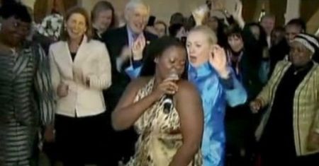 Hillary Clinton tańczy na bankiecie!