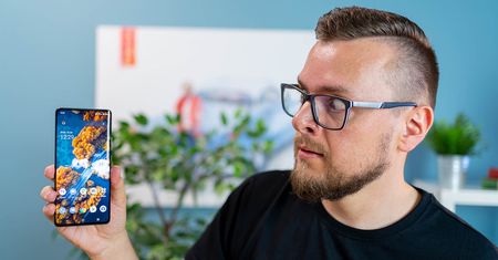 Szybki i nowoczesny telefon z genialną stabilizacją. Nowy vivo X60 Pro na filmie
