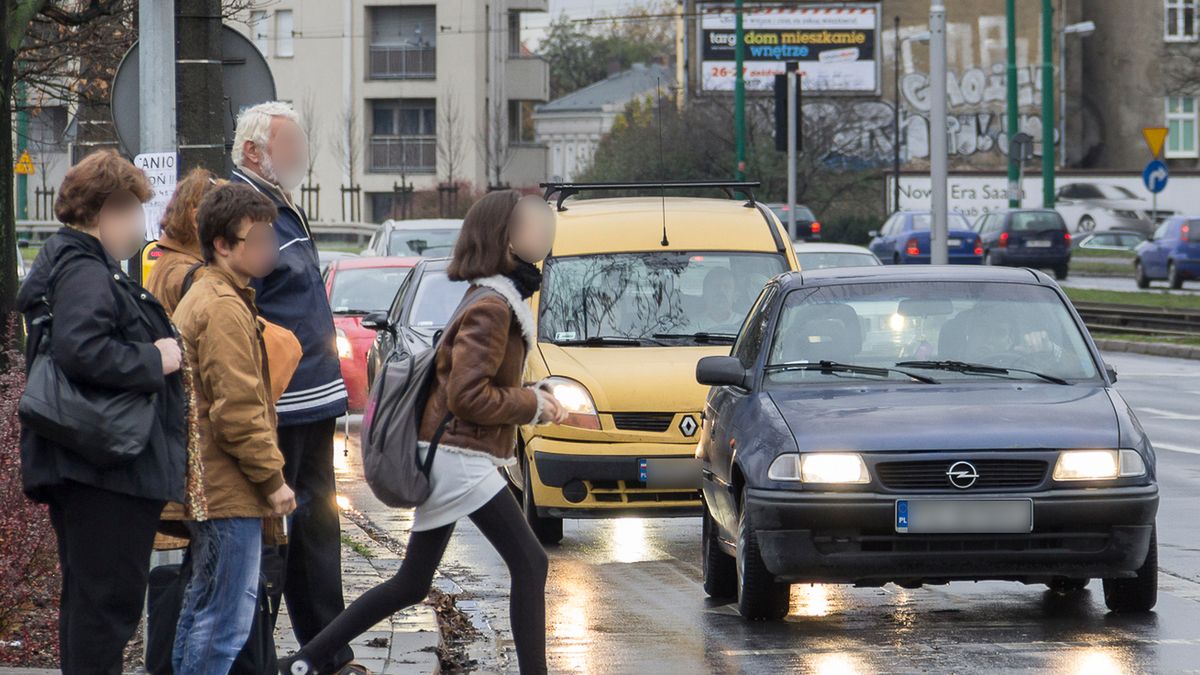 Zwalnianie przed przejściem, w pobliżu którego są ludzie, stanie się obowiązkiem