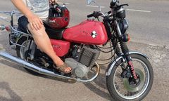 Pijany jechał bez kasku. Użył go w innym celu