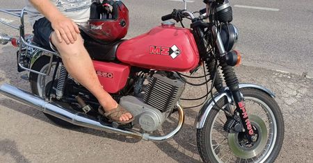 Pijany jechał bez kasku. Użył go w innym celu
