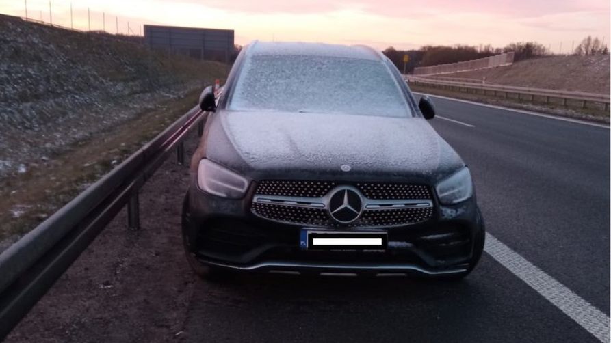 Mercedes stał na poboczu przez 3 dni