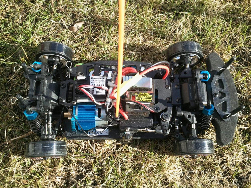 Miniaturowy drift, czyli czy warto kupować samochód RC? [wideo] 9