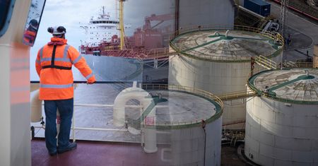 Zapasy ropy kurczą się w rekordowym tempie. Ubywa 8,7 mln baryłek dziennie