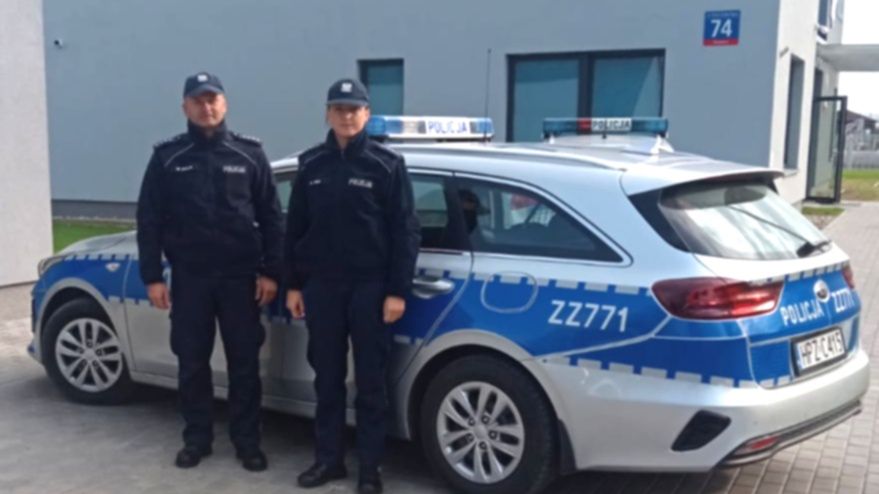 Piaseczno. Koledzy z piaseczyńskiej policji są dumni z tej dwójki dzielnicowych. Podczas powrotu na posterunek dostrzegli pod lasem mężczyznę i zainteresowali się jego losem. W samą porę, bo człowiek był wyczerpany i zziębnięty. Piechotą szedł 30 kilometrów ze szpitala (Policja)