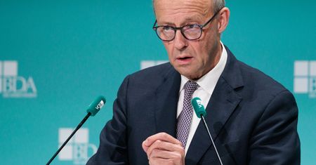 Kanclerz Niemiec apeluje do UE. Chodzi o zakaz sprzedaży aut spalinowych po 2035 roku