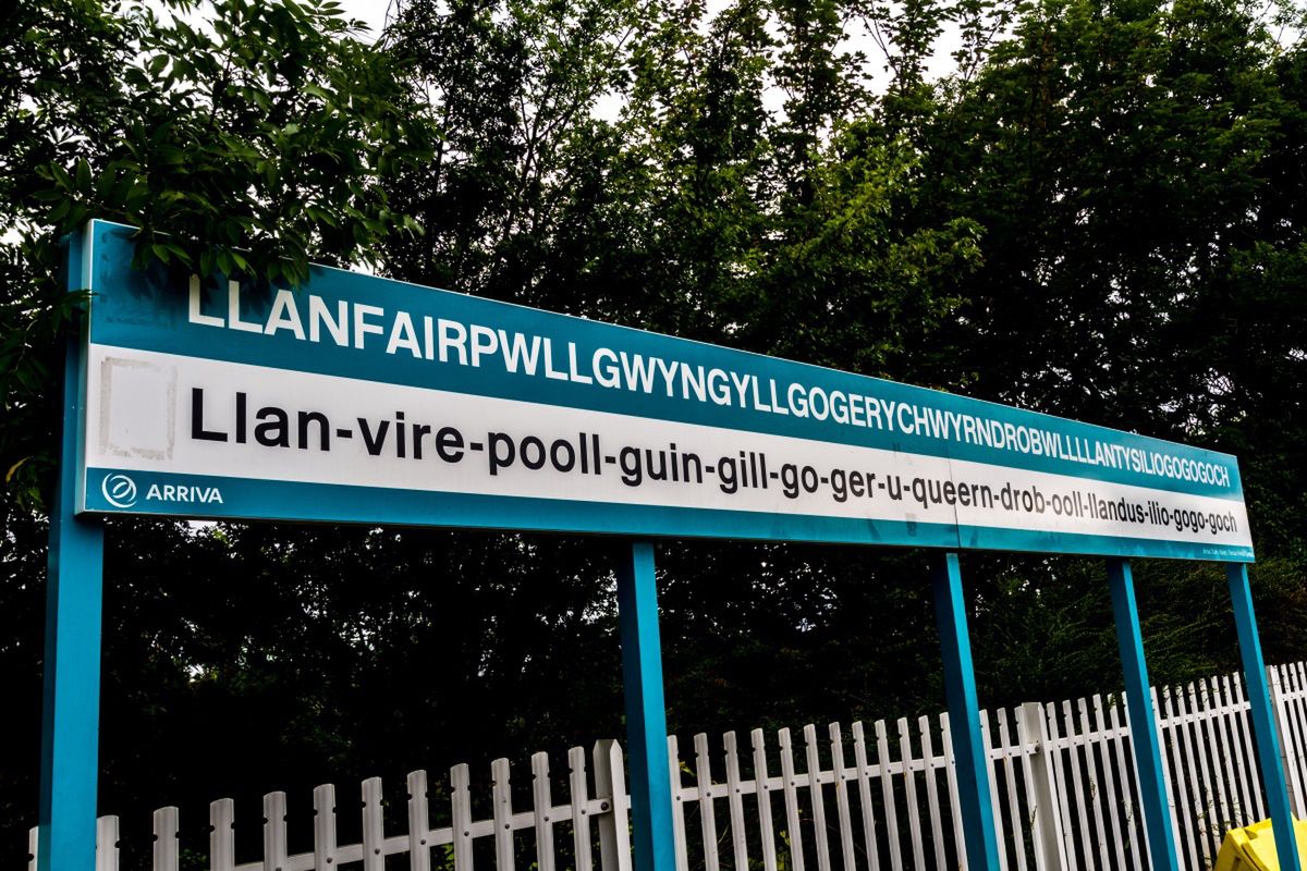 Tablica na stacji w Llanfairpwllgwyngyllgogerychwyrndrobwllllantysiliogogogoch