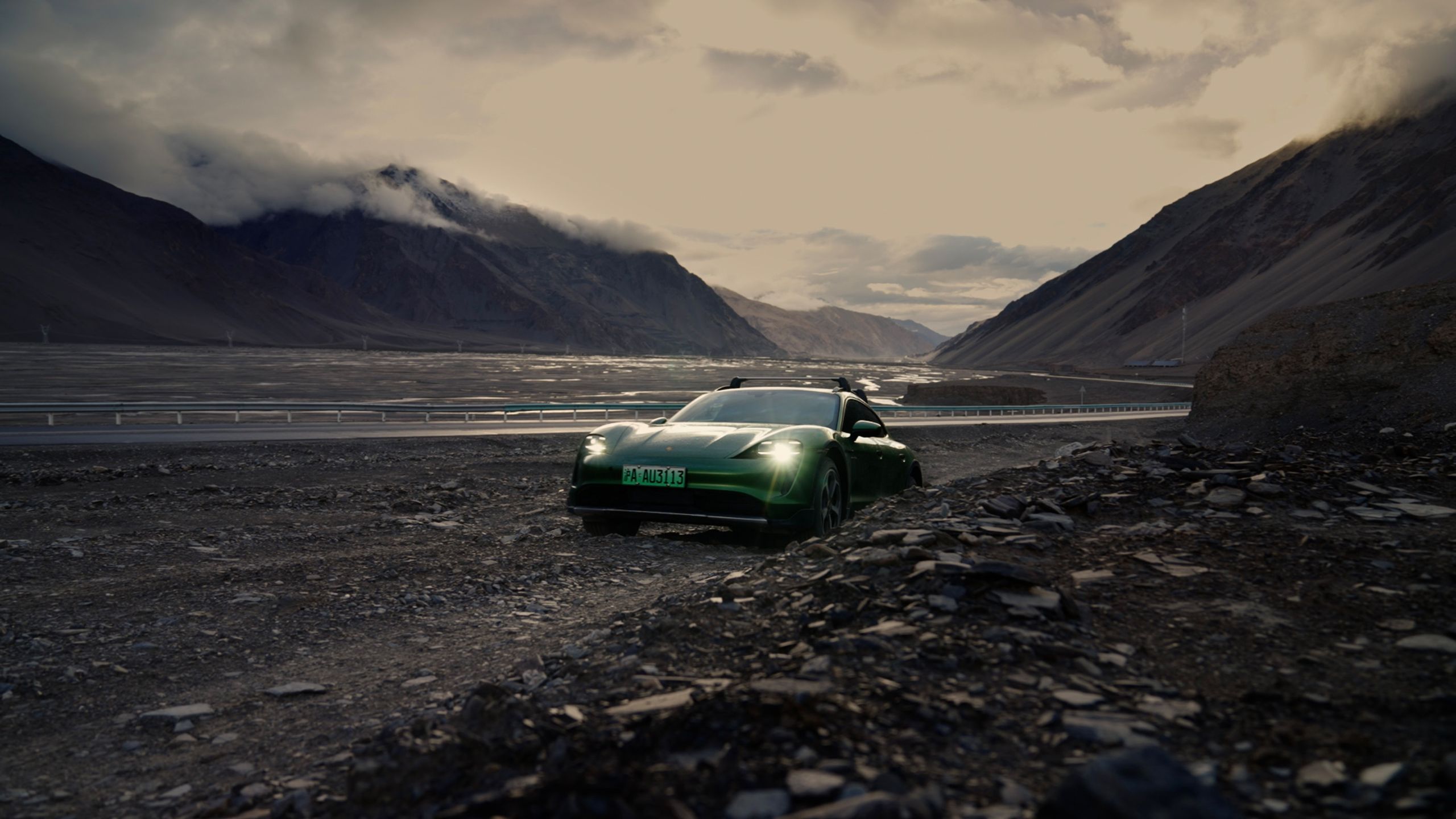 Porsche taycan cross turismo w drodze na Hongtu Daban