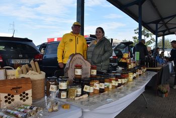 Tarnów: Targ Regionalny. Przy ulicy Giełdowej można kupić ekologiczne produkty, żywność i przetwory oraz skosztować dań kuchni Zero Waste