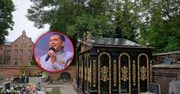 Biesiadują na cmentarzu i budują okazałe nagrobki. "Wyraz szacunku"