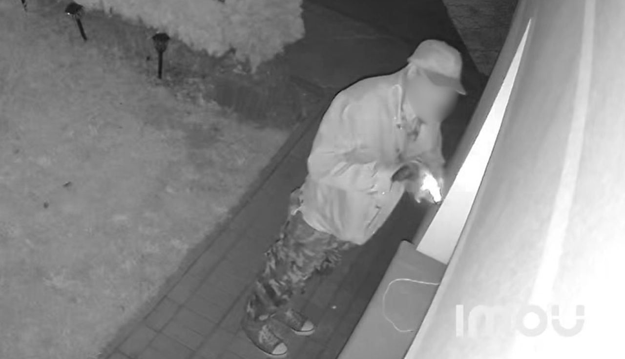 Kamera uchwyciła go o 2:15. Miał latarkę. Biją na alarm