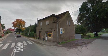 Piława Dolna. Ciężarówka uderzyła w budynek. Służby w akcji