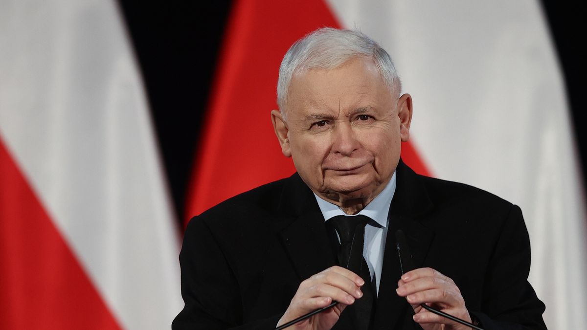 Wadowice, 12.11.2022. Prezes Prawa i Sprawiedliwości Jarosław Kaczyński podczas spotkania ze zwolennikami ugrupowania w Wadowicach, 12 bm. (amb) PAP/Łukasz Gągulski