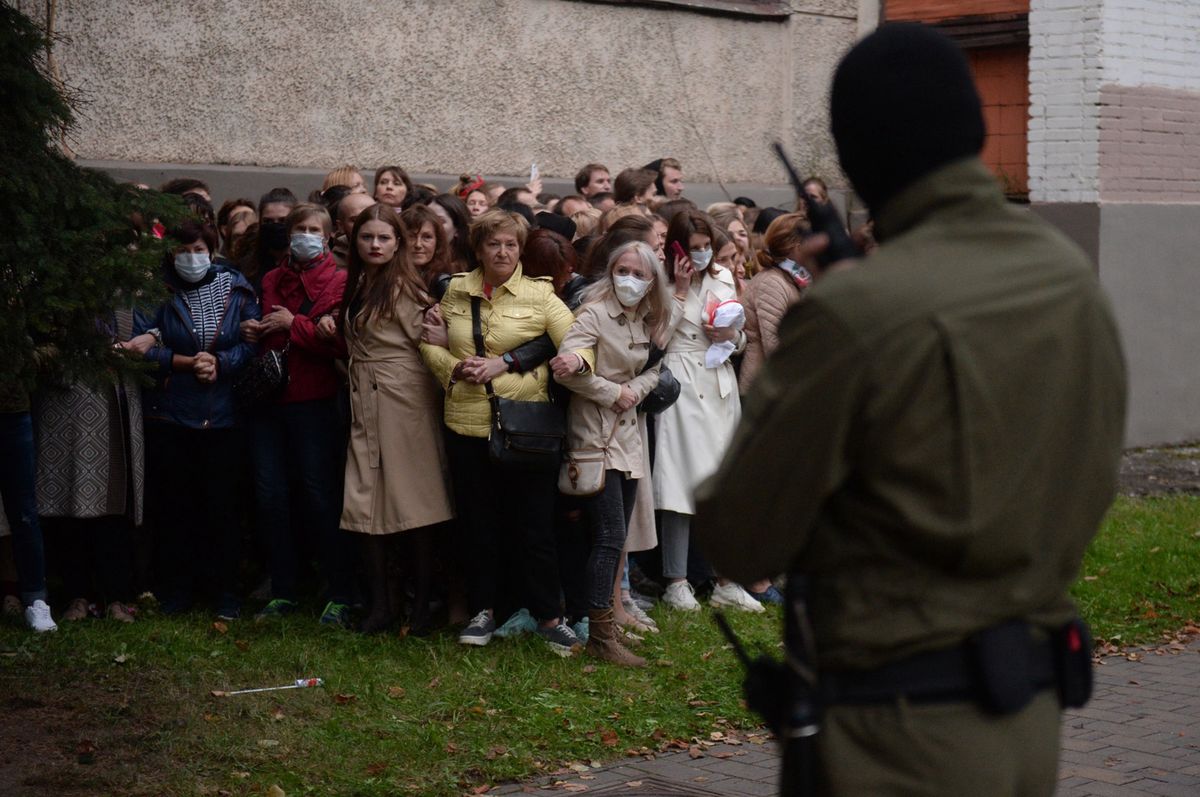 Białoruś. Milicjanci zatrzymują protestujące kobiety w Mińsku (fot. PAP/EPA) 