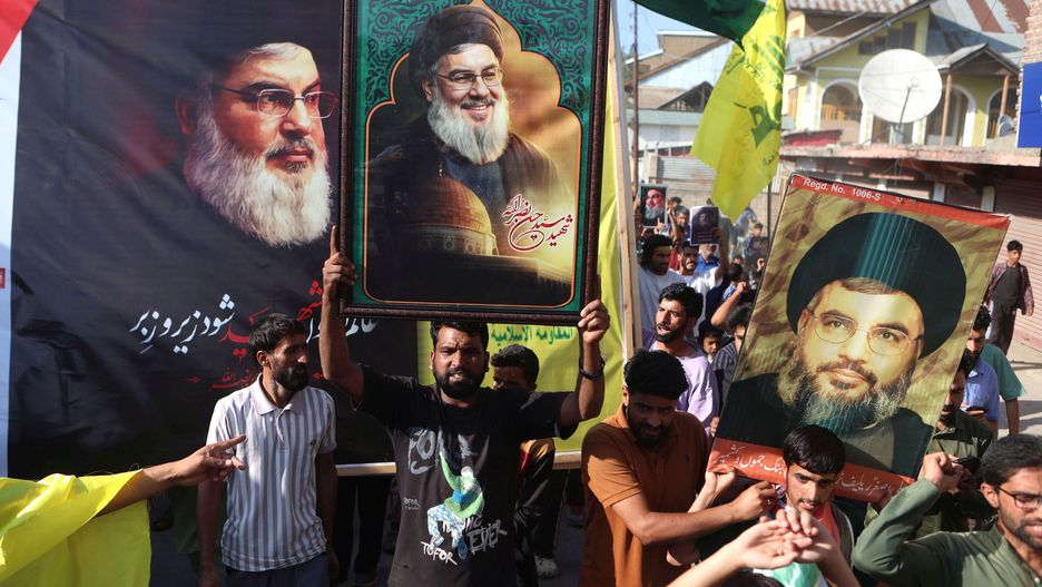 Kashmiri Shiite Muslims hold pictures of late Hezbollah leader Hassan Nasrallah as they participate in an anti-Israeli rally in solidarity with Lebanese and Palestinian people and against the killing of Hezbollah leader Hassan Nasrallah, in the Pattan area of Baramulla district, some 22 kilometers north of Srinagar, the summer capital of Indian Kashmir, 04 October 20243. Hundreds of people gathered after the culmination of congregational Friday prayers and staged a protest march to condemn the Israeli airstrikes in Lebanon and the Gaza Strip. The Israeli army said on 28 September 2024 that Nasrallah was killed in an overnight strike on Beirut. Hezbollah confirmed the death of Nasrallah in a statement on 28 September 2024. EPA/FAROOQ KHAN Dostawca: PAP/EPA.