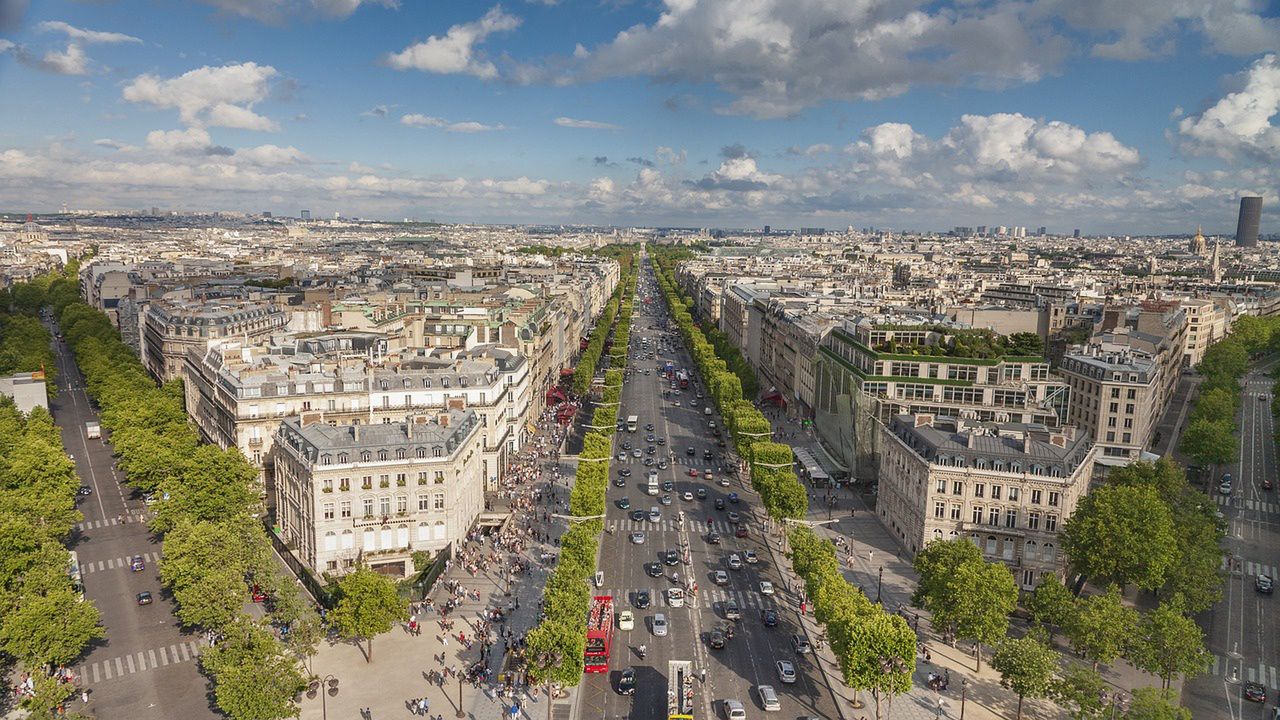 W Paryżu właściciele spalinowych SUV-ów mieliby płacić więcej za parkingi