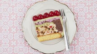 Smażone lody, torty lodowe i kultowa Baked Alaska. Mistrzowie zdradzają najlepsze przepisy na lodowe desery
