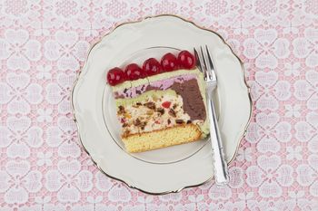 Smażone lody, torty lodowe i kultowa Baked Alaska. Mistrzowie zdradzają najlepsze przepisy na lodowe desery