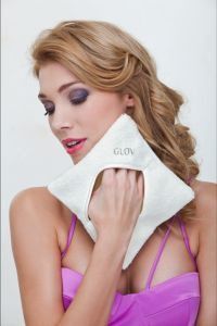 Demakijaż to podstawa. Spróbuj rękawicą i wodą!