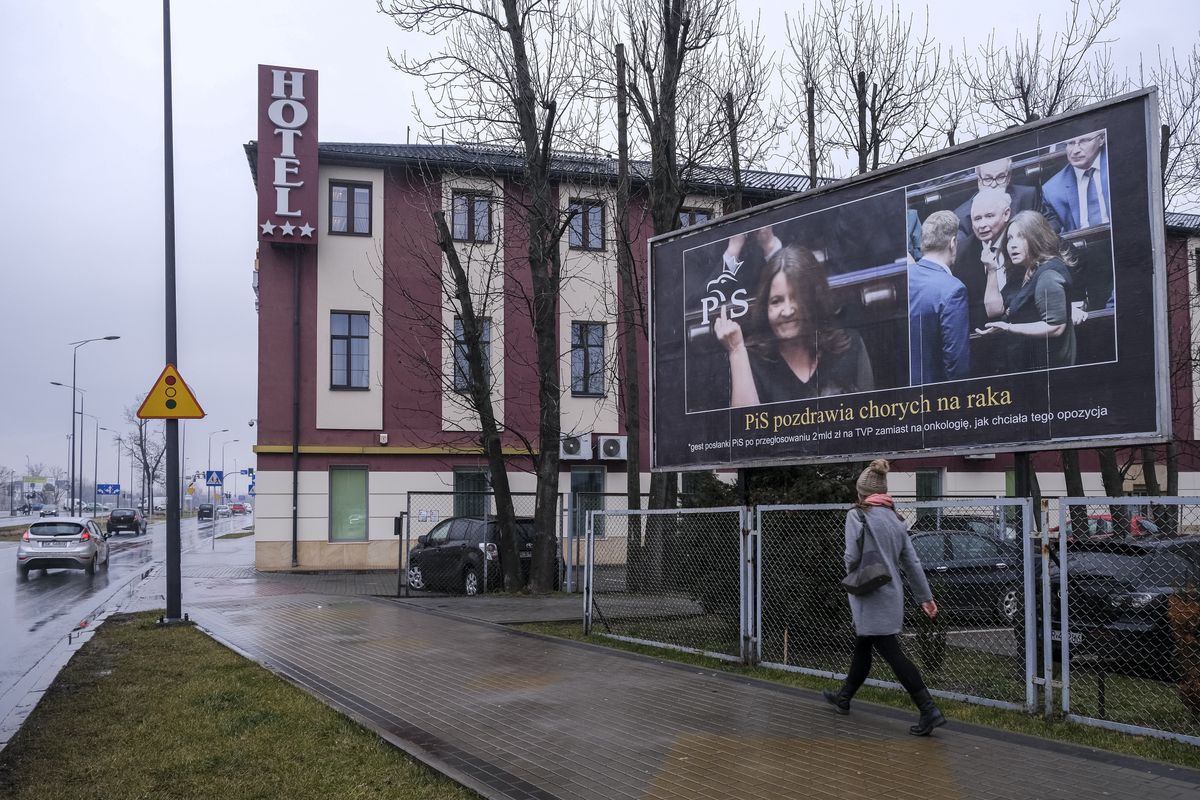 Staną nowe billboardy z nieparlamentarnym gestem Joanny Lichockiej. "Prawdziwe oblicze polityków PiS"