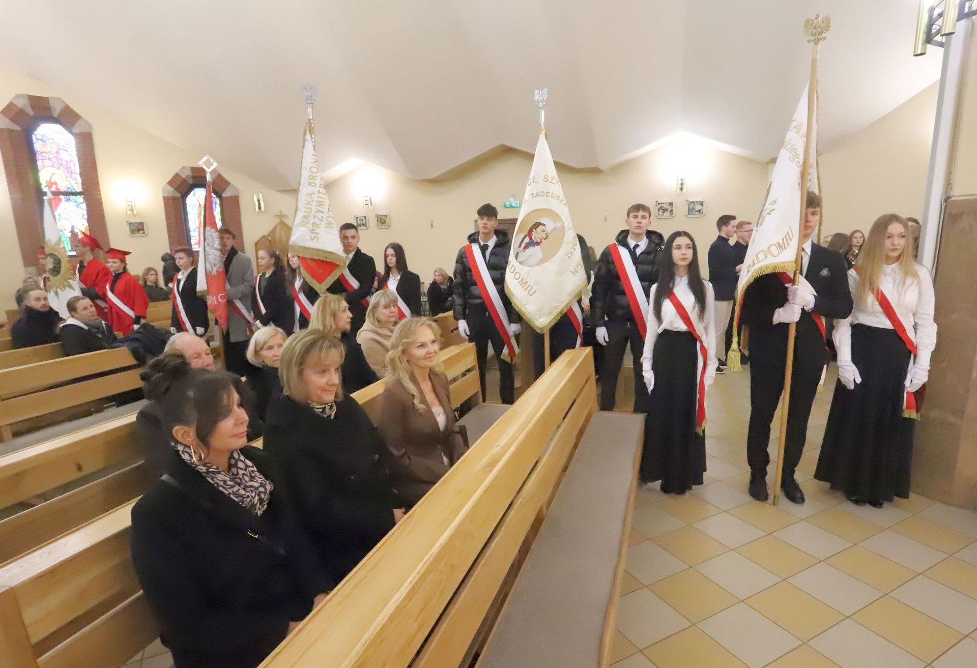 Msza święta na 120 - lecie IV Liceum Ogólnokształcącego w Radomiu zgromadziła uczniów, nauczycieli, absolwentów oraz zaproszonych gości.